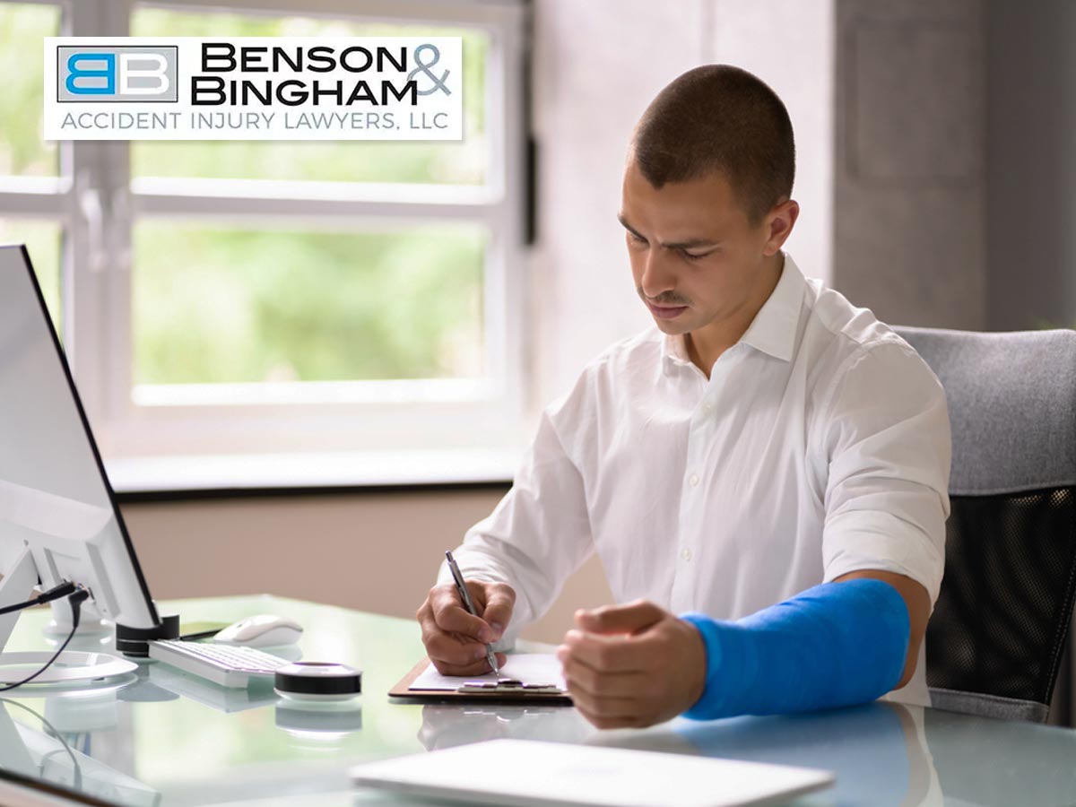 Man with arm cast consulting a Las Vegas Personal Injury Lawyers for workers' compensation in Nevada Las Vegas Personal Injury Lawyers