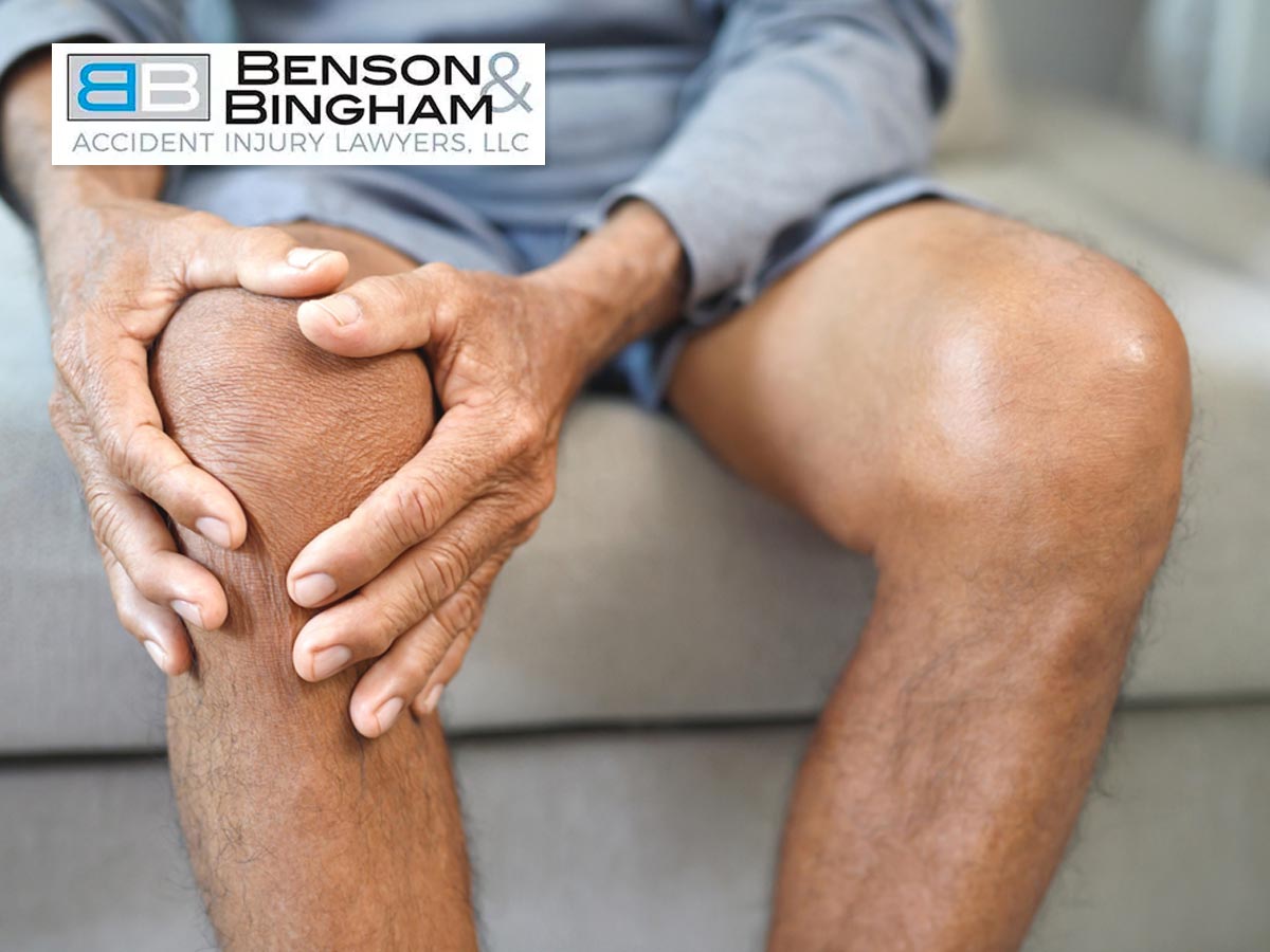 Man holding knee in pain, representing personal injury claims in Nevada.